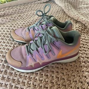 Nike tennis court shoes